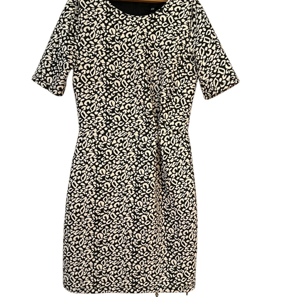 H&M Black and Cream Sheath Mini Dress with Crew Neck
